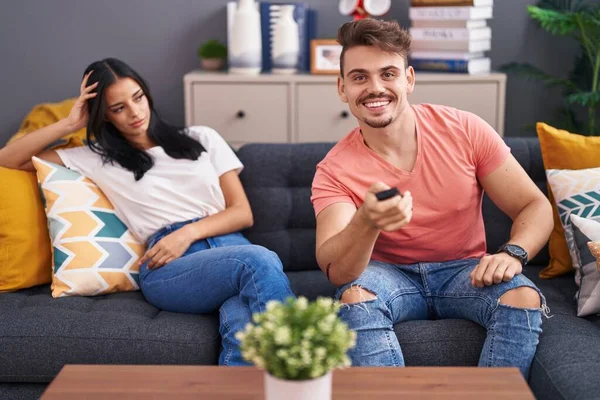 Homme Femme Couple Regarder Télévision Assis Sur Canapé Maison — Photo