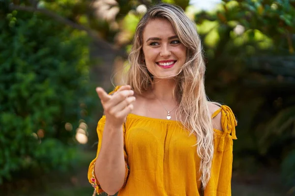 Νεαρή Γυναίκα Χαμογελά Σίγουρος Δείχνοντας Δάχτυλο Στο Πάρκο — Φωτογραφία Αρχείου