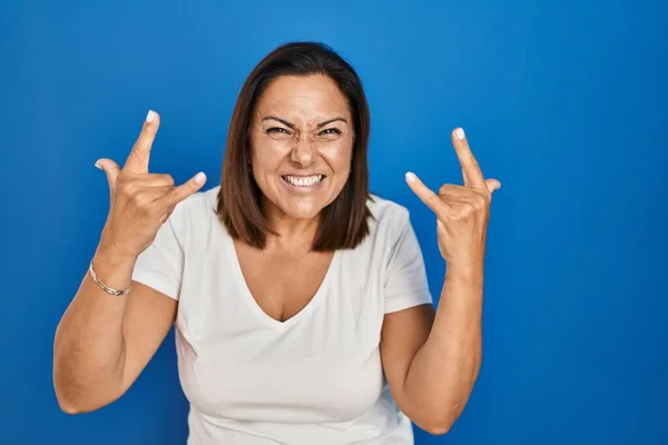 Mulher Madura Hispânica Sobre Fundo Azul Gritando Com Expressão Louca — Fotografia de Stock