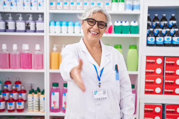 Middle Age Grey Haired Woman Pharmacist Smiling Confident Shake Hand — ストック写真