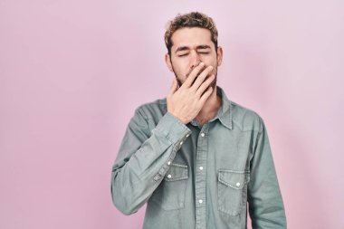 Pembe arka planda duran İspanyol sakallı adam ağzıyla ağzını kapatmaktan sıkılmış. Huzursuz ve uykulu.. 