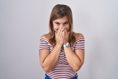 Soyutlanmış arka planda duran genç İspanyol kadın gülüyor ve utanıyor kıkır kıkır kıkır kıkır kıkır gülüyor elleri, dedikoduları ve skandalları anlatıyor. 