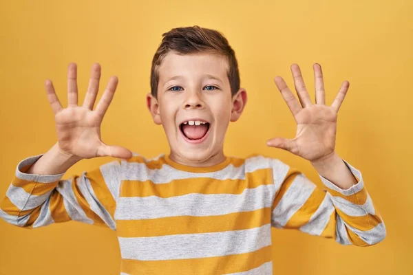 Sarı Arka Planda Duran Beyaz Çocuk Numarayı Gösterip Işaret Ederken — Stok fotoğraf