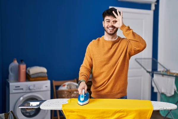 Ισπανόφωνος Άνδρας Γενειάδα Σιδέρωμα Ρούχα Στο Σπίτι Χαμογελώντας Χαρούμενος Κάνει — Φωτογραφία Αρχείου