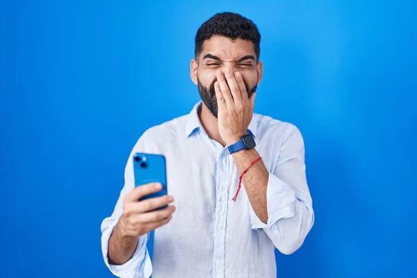 Homem Hispânico Com Barba Usando Mensagem Digitação Smartphone Rindo Riso — Fotografia de Stock