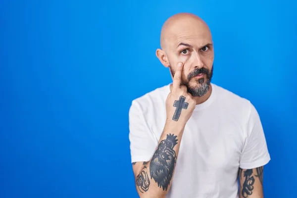 Ισπανόφωνος Άντρας Τατουάζ Πάνω Από Μπλε Φόντο Που Δείχνει Μάτι — Φωτογραφία Αρχείου