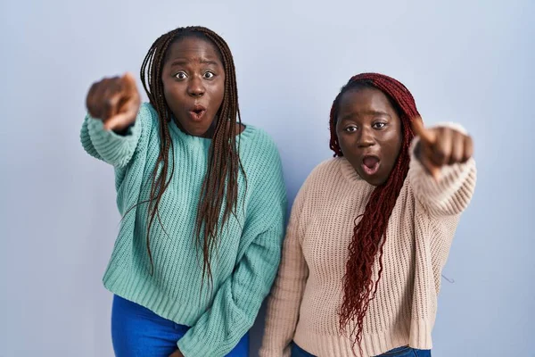 Twee Afrikaanse Vrouw Die Een Blauwe Achtergrond Staat Wijzen Met — Stockfoto