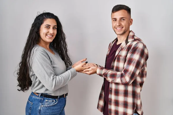 Young Hispanic Couple Standing White Background Pointing Aside Hands Open — Stock Photo, Image