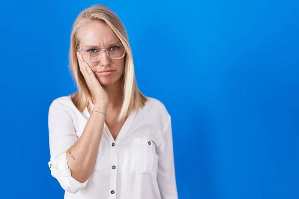 Young Caucasian Woman Standing Blue Background Thinking Looking Tired Bored — Stockfoto