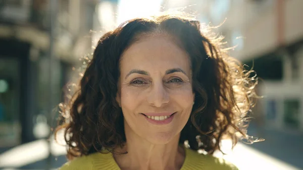 Middle Age Hispanic Woman Smiling Confident Street — Stok fotoğraf