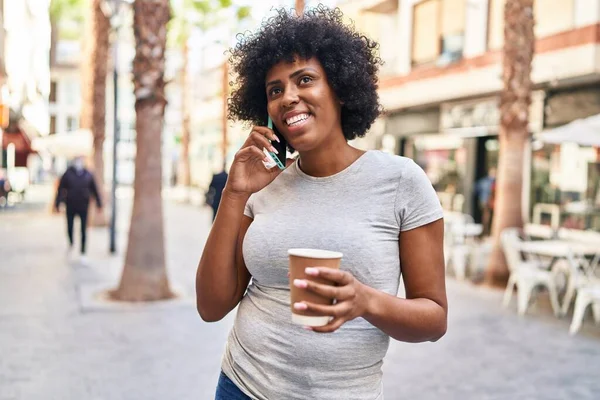 Африканська Американка Говорить Смартфоні Каву Вулиці — стокове фото