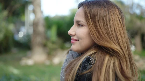 Wanita Cantik Hispanik Muda Tersenyum Percaya Diri Melihat Sisi Taman — Stok Foto