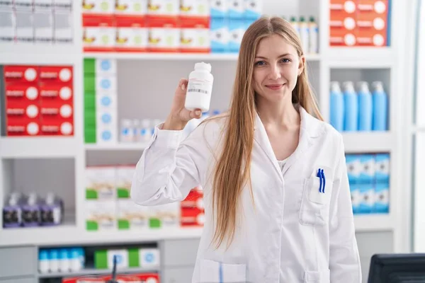 Young Caucasian Woman Pharmacist Smiling Confident Holding Pills Bottle Pharmacy — Foto de Stock