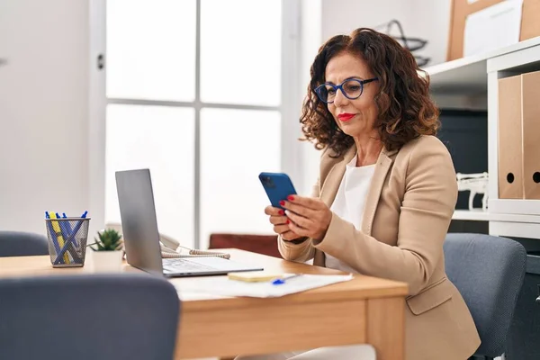 Middle Age Hispanic Woman Working Laptop Smartphone Office — ストック写真