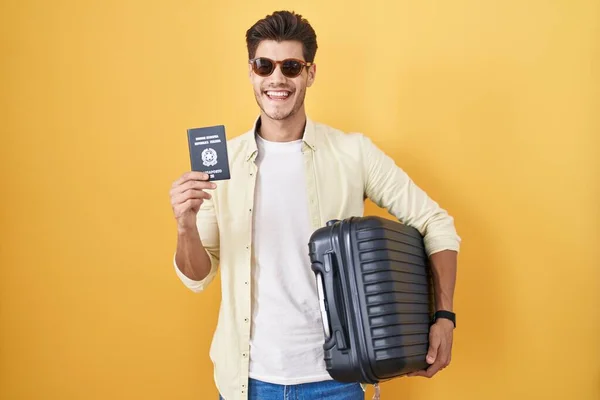 Jeune Homme Hispanique Tenant Valise Allant Vacances Été Tenant Passeport — Photo