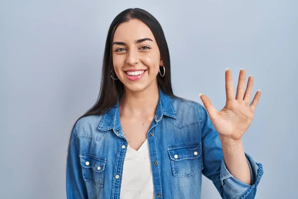 Hispanische Frau Die Vor Blauem Hintergrund Steht Und Mit Finger — Stockfoto
