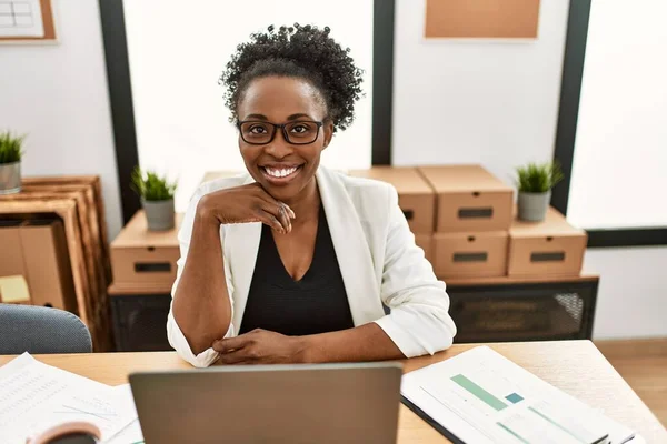 Africano Americano Mulher Empresária Sorrindo Confiante Sentado Mesa Escritório — Fotografia de Stock