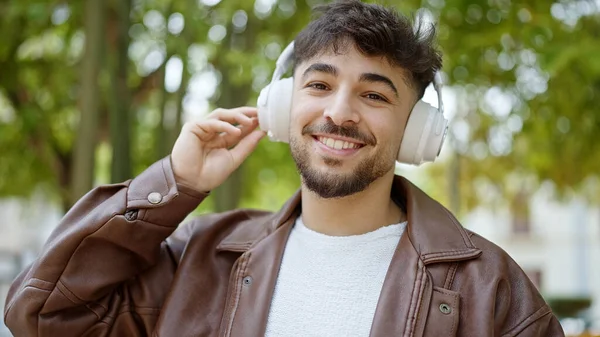 Ung Arabisk Man Ler Säker Lyssna Musik Parken — Stockfoto