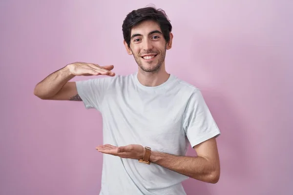 Fiatal Spanyol Férfi Áll Rózsaszín Háttér Gesztikuláló Kezek Mutatják Nagy — Stock Fotó