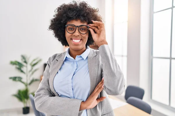 Afroamerikanerin Lächelt Selbstbewusst Ins Büro — Stockfoto