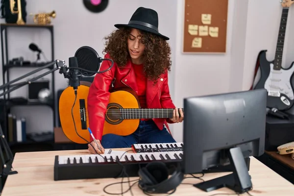 Joven Mujer Hispana Músico Componiendo Canción Tocando Guitarra Clásica Estudio —  Fotos de Stock