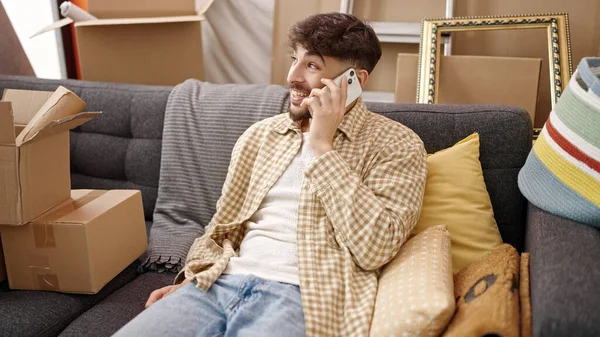 Jovem Árabe Homem Sorrindo Confiante Falando Smartphone Nova Casa — Fotografia de Stock