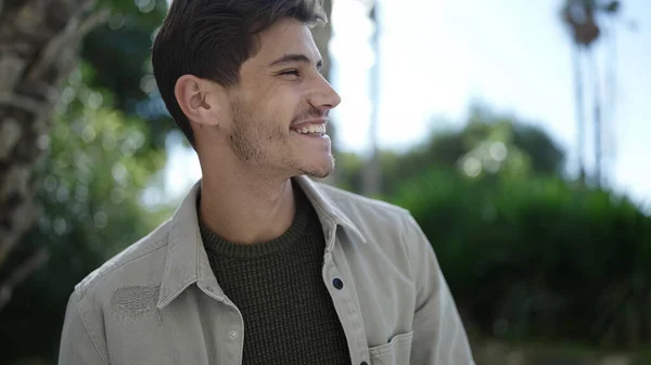 Genç Spanyol Adam Gülümsüyor Parkın Kenarına Bakıyor — Stok fotoğraf