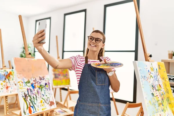 Young Woman Smiling Confident Make Selfie Smartphone Art Studio — Stock Photo, Image