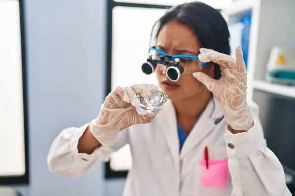 Joven Mujer China Vistiendo Uniforme Científico Examinando Diamante Laboratorio —  Fotos de Stock
