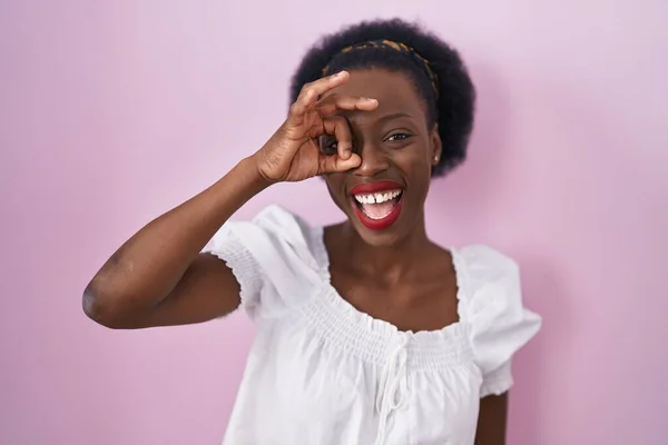 Африканская Женщина Вьющимися Волосами Стоящими Розовом Фоне Делает Хорошо Жест — стоковое фото