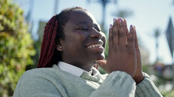Африканская Женщина Плетеными Волосами Молится Закрытыми Глазами Парке — стоковое фото