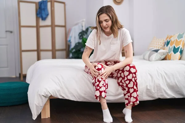 Young Woman Suffering Knee Pain Sitting Bed Bedroom — 스톡 사진