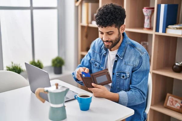 Jovem Árabe Homem Usando Laptop Cartão Crédito Sentado Mesa Casa — Fotografia de Stock