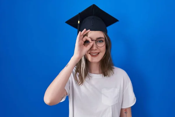 Ξανθιά Καυκάσια Γυναίκα Φορώντας Καπέλο Αποφοίτησης Κάνει Εντάξει Χειρονομία Χέρι — Φωτογραφία Αρχείου
