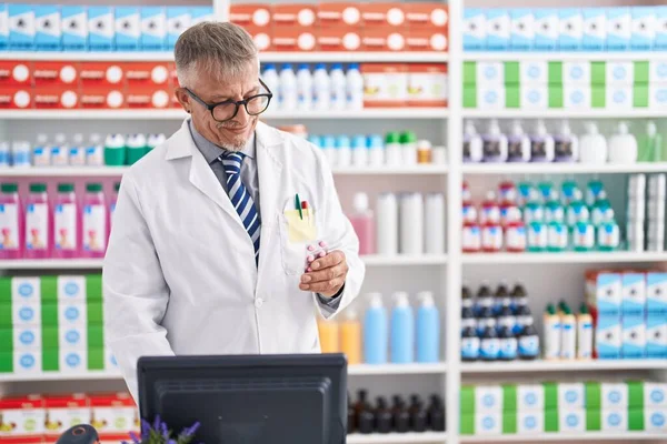 Medelålders Gråhårig Man Farmaceut Håller Piller Tablett Med Hjälp Dator — Stockfoto