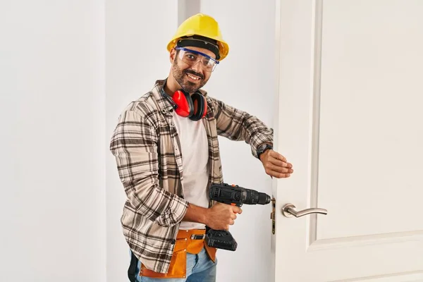 Young Hispanic Man Worker Smiling Confident Repairing Door Home — Stock Photo, Image