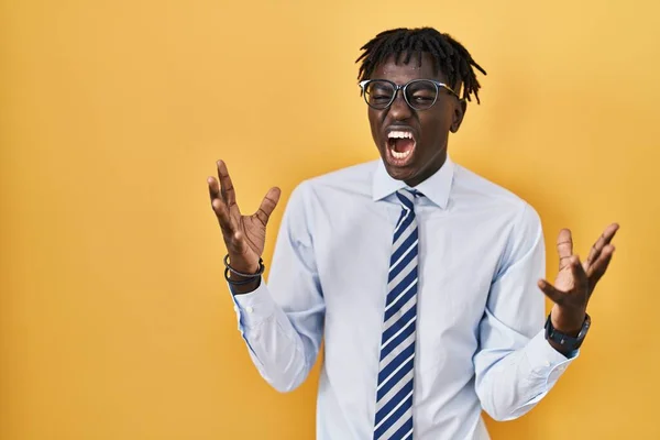 Afrikanischer Mann Mit Dreadlocks Vor Gelbem Hintergrund Verrückt Und Wahnsinnig — Stockfoto