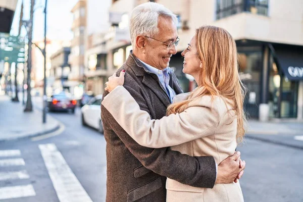Homem Mulher Meia Idade Casal Abraçando Uns Aos Outros Rua — Fotografia de Stock