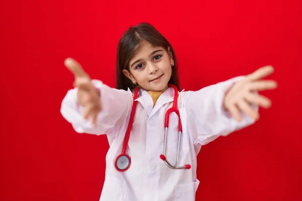 Malá Hispánka Doktorské Uniformě Stetoskopu Dívá Kamery Usmívá Otevřenou Náručí — Stock fotografie