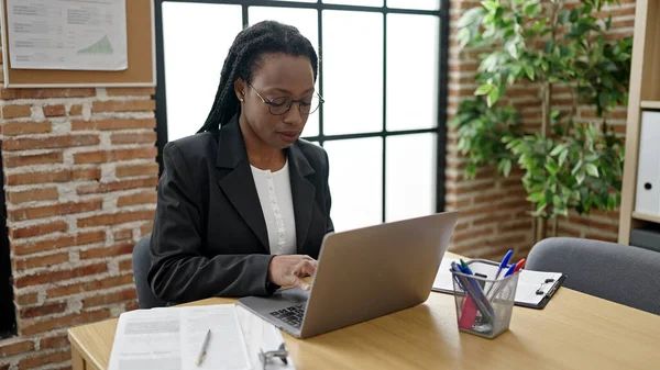 African American Woman Business Worker Using Laptop Working Office — ストック写真