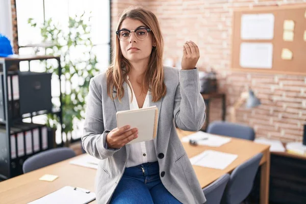 在办公室工作的年轻女人 戴着眼镜 手指手画脚地做着意大利式的手势 充满自信 — 图库照片