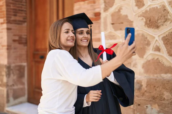 Dwie Kobiety Matka Córka Ukończyła Selfie Przez Smartfona Uniwersytecie Kampusu — Zdjęcie stockowe