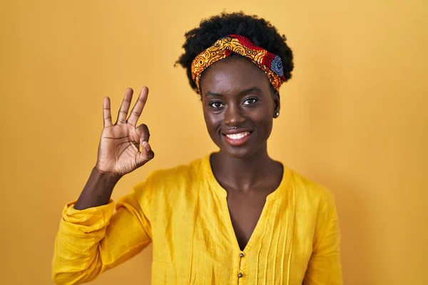 アフリカのターバンを身に着けているアフリカの若い女性は 手と指でOk標識を行う笑顔 成功した表現 — ストック写真
