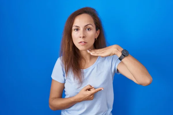 Brunette Vrouw Staan Blauwe Achtergrond Snijden Keel Met Hand Als — Stockfoto