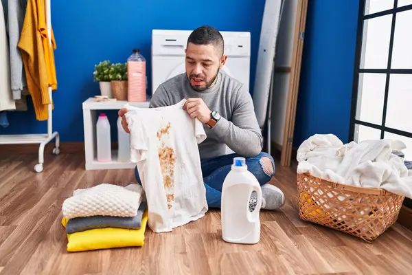 Hispanic Man Håller Smutsig Skjorta Med Fläck Arg Och Galen — Stockfoto