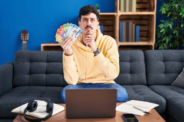 Hombre Hispano Que Trabaja Con Computadora Portátil Que Sostiene Billetes — Foto de Stock