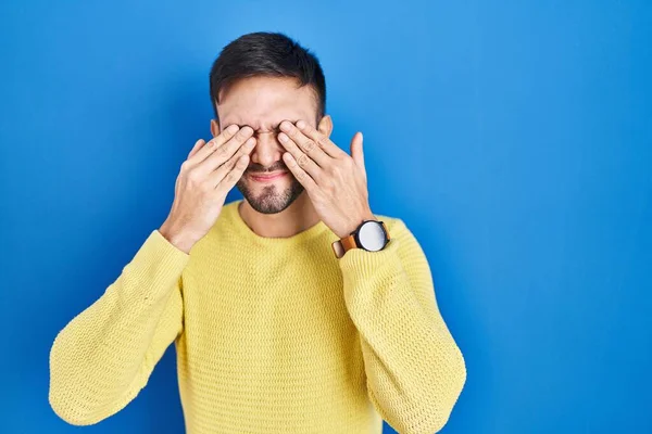 Hispanic Man Standing Blue Background Rubbing Eyes Fatigue Headache Sleepy — Stok fotoğraf
