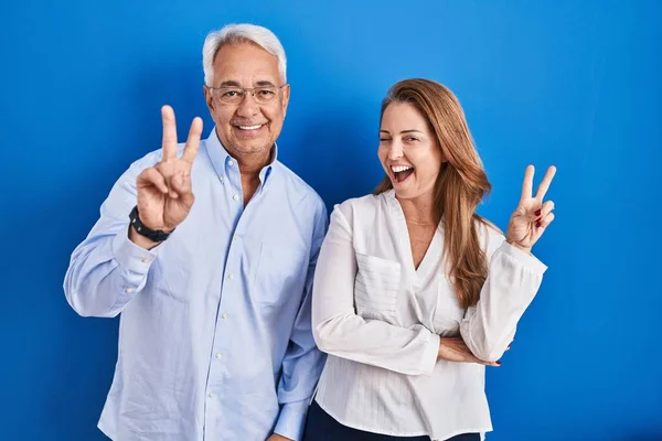 Middle Age Hispanic Couple Standing Blue Background Smiling Happy Face — Stock Photo, Image