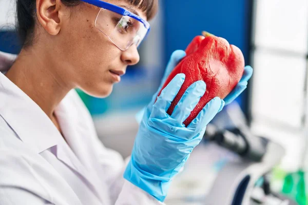 Young Beautiful Hispanic Woman Scientist Examining Red Pepper Laboratory — Stock Photo, Image