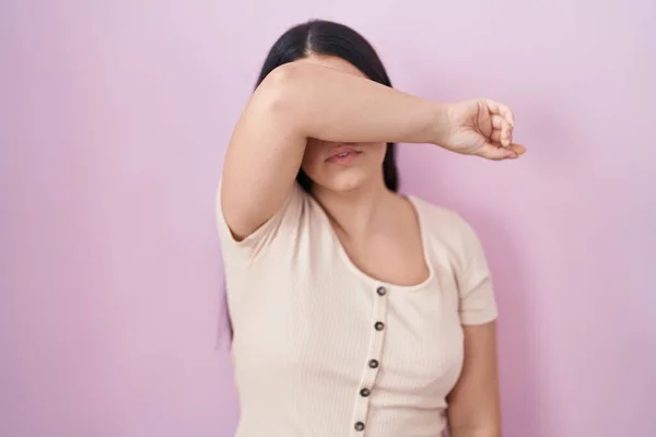 Young Hispanic Woman Standing Pink Background Covering Eyes Arm Looking — Stock Photo, Image